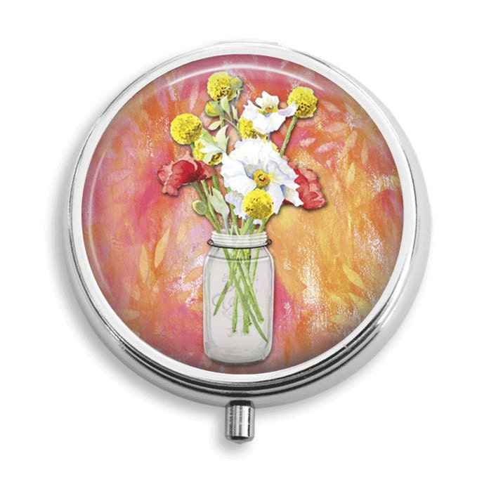 Pill Box Fall Mason Jar Gelb Weiß Rote Blumen Pille Halter Behälter Trinket Pillbox Vitamin Medizin Mint Zinn von BelugaHomeStudio
