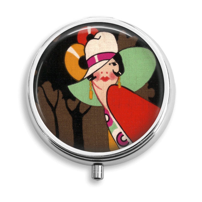 Pill Box Pille Fall Art Deco Lady Mit Gehörnten Hut Halter Behälter Trinket Pillbox Vitamin Medizin Mint Zinn von BelugaHomeStudio