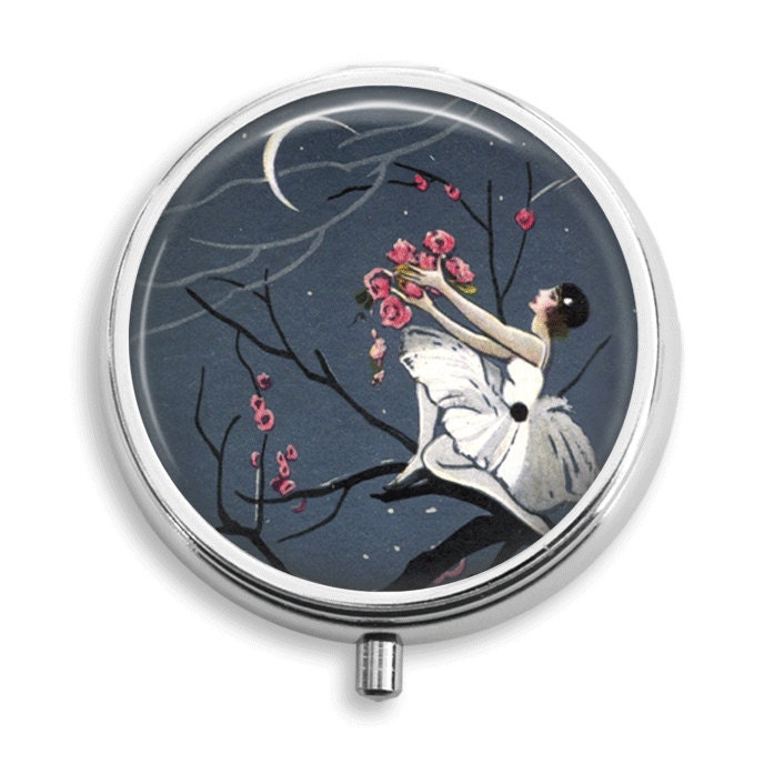 Pill Box Pille Fall Art Deco Lady Reichweite Für Den Mond Halter Behälter Trinket Pillbox Vitamin Medizin Mint Zinn von BelugaHomeStudio