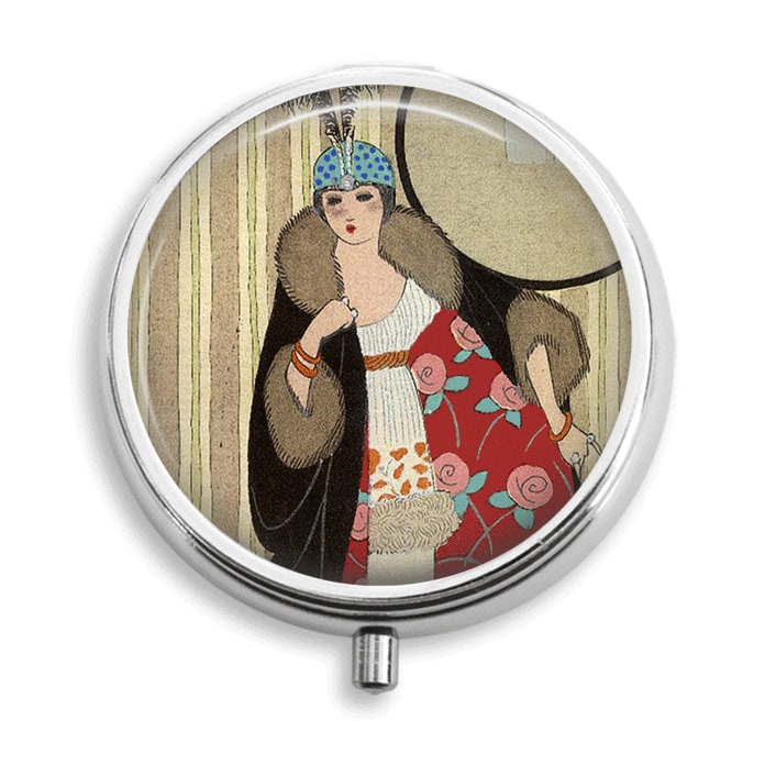 Pill Box Pille Fall Art Deco Lady in Petrol Feder Hut Halter Behälter Trinket Pillbox Vitamin Medizin Mint Zinn von BelugaHomeStudio