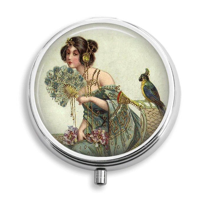 Pill Box Pille Fall Rot Kopf Art Deco Lady Mit Pfau Fan Halter Behälter Trinket Vitamin Medizin Mint Zinn von BelugaHomeStudio