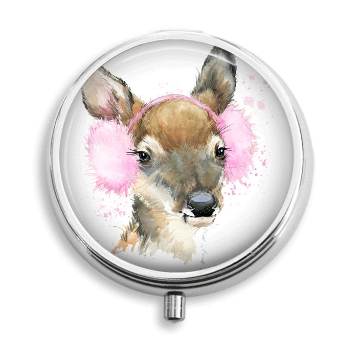 Pille Box Fall Aquarell Hirsch Mit Rosa Earmuffs Halter Behälter Trinket Pillbox Vitamin Medizin Mint Zinn von BelugaHomeStudio