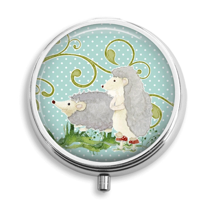 Pille Box Fall Aquarell Tiere Hedge Hogs Halter Behälter Trinket Pillbox Vitamin Medizin Mint Zinn von BelugaHomeStudio
