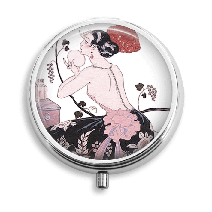 Pille Box Fall Art Deco Lady Eitelkeit Mädchen Halter Behälter Trinket Pillbox Vitamin Medizin Mint Zinn von BelugaHomeStudio