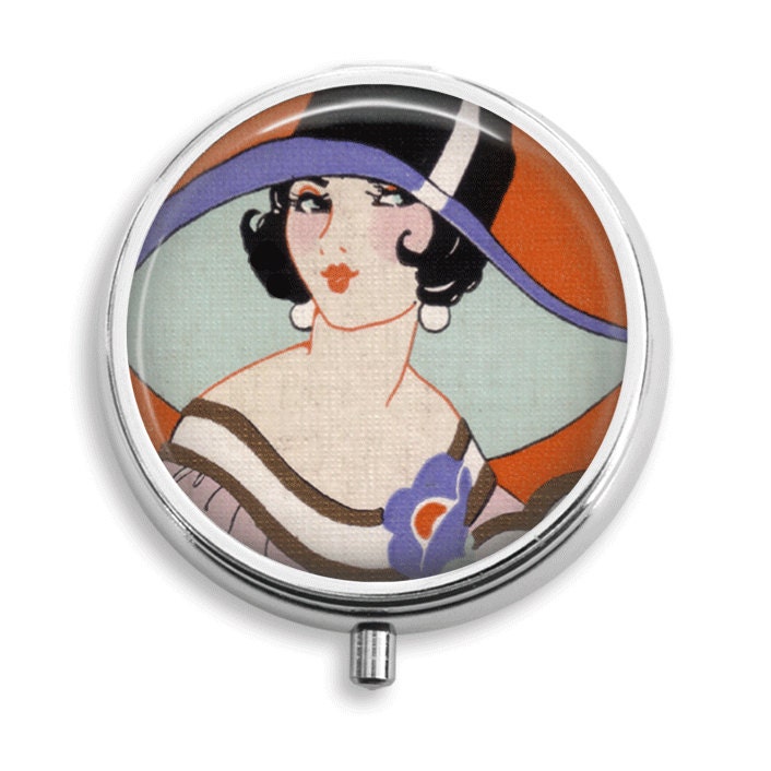 Pille Box Fall Art Deco Lady in Wide Brimmed Hut Halter Behälter Trinket Pillbox Vitamin Medizin Mint Zinn von BelugaHomeStudio