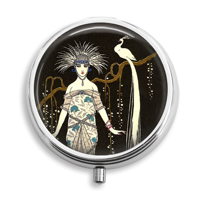Pille Box Fall Art Deco Peaock Frau Halter Behälter Trinket Pillbox Vitamin Medizin Mint Zinn von BelugaHomeStudio