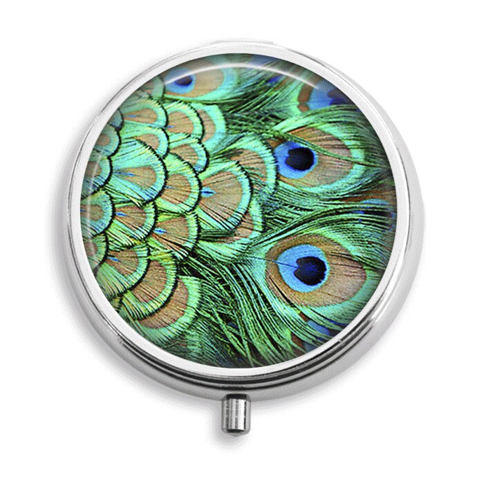Pille Box Fall Pfau Federn Design Halter Behälter Trinket Vitamin Medizin Minze Zinn von BelugaHomeStudio