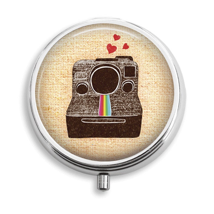Pille Box Fall Poloroid Kamera Liebe Und Herzen Sackleinen Hintergrund Behälter Trinket Vitamin Halter Medizin von BelugaHomeStudio