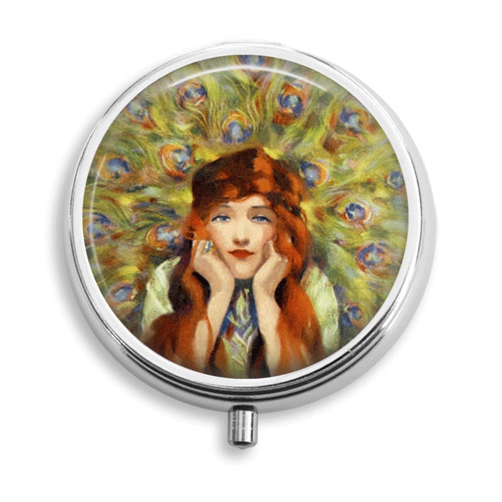 Pille Box Fall Rot Kopf Art Deco Lady Pfau Feder Mädchen Halter Behälter Trinket Vitamin Medizin Mint Zinn von BelugaHomeStudio