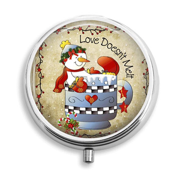 Pille Box Fall Schneemann in Becher Liebe Nicht Schmelzen Halter Behälter Trinket Pillbox Vitamin Medizin Mint Zinn von BelugaHomeStudio