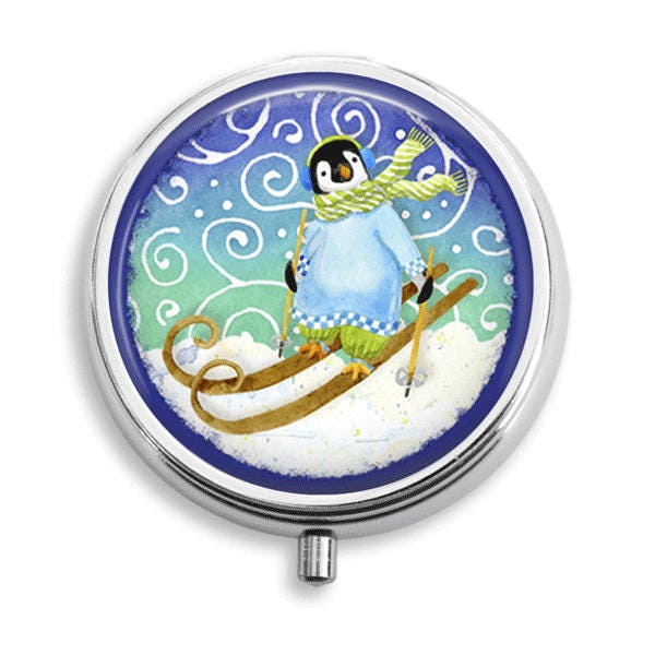Pille Box Fall Skifahren Pinguin Halter Behälter Trinket Pillbox Vitamin Medizin Mint Zinn von BelugaHomeStudio