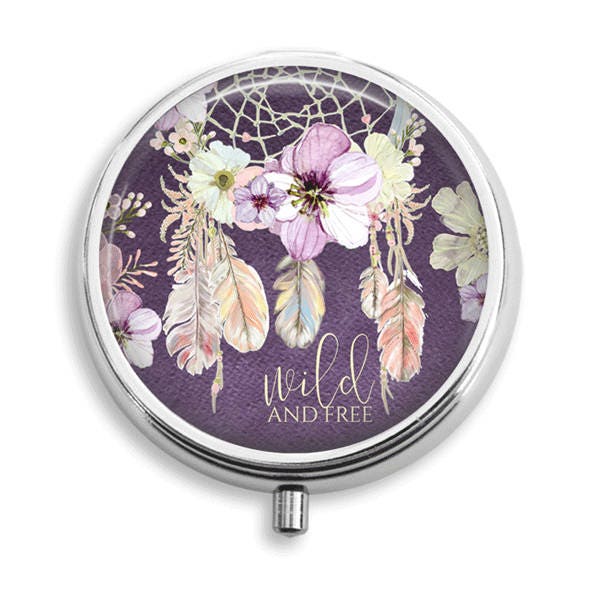 Pille Box Fall Wild Und Kostenlos Boho Dreamcatcher Halter Behälter Trinket Pillbox Vitamin Medizin Mint Zinn von BelugaHomeStudio