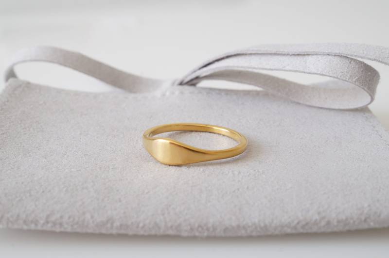 Einzelstück Unikat Dünner Siegelring Gravur Gold Individualisierbar Damen Chunky Ring Stapelring Schmuck Personalisierbar Geschenk Freundin Einzelstück Unikat Dünner Siegelring Gravur Gold Individualisierbar Damen Chunky Ring Stapelring Schmuck Personalisierbar Geschenk Freundin von BenSchumacherShop