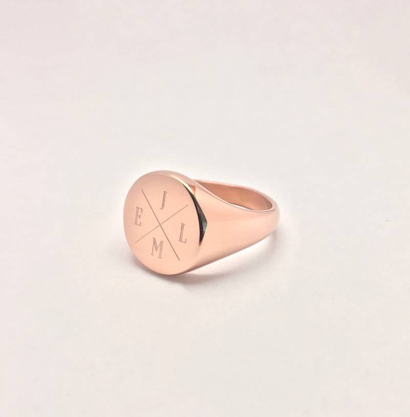 Gravur Siegelring Personalisierbar Individualisierbar Gravurring Geschenk Ring Namensring Buchstabe Symbol Logo Familienring Roségold Gravur Siegelring Personalisierbar Individualisierbar Gravurring Geschenk Ring Namensring Buchstabe Symbol Logo Familienring Roségold von BenSchumacherShop