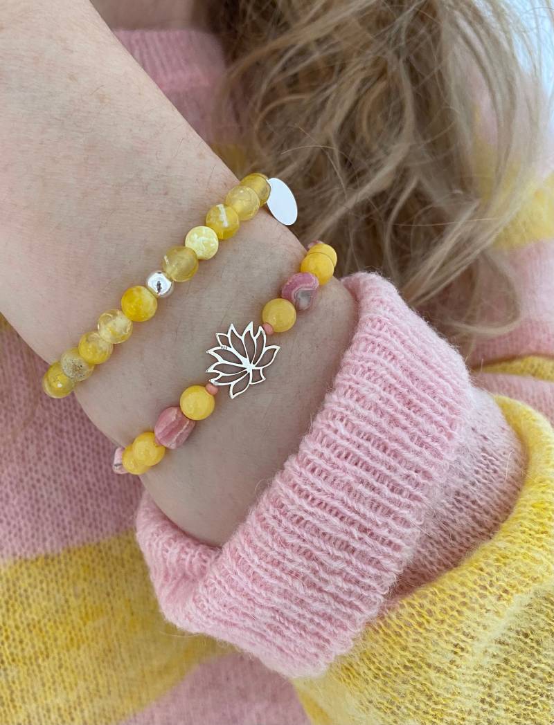 Lotus Armband Gravur Personalisierbar Individualisierbar Edelstein Namensarmband Perlenarmband Boho Yoga Gravurplättchen Gravurarmband von BenSchumacherShop