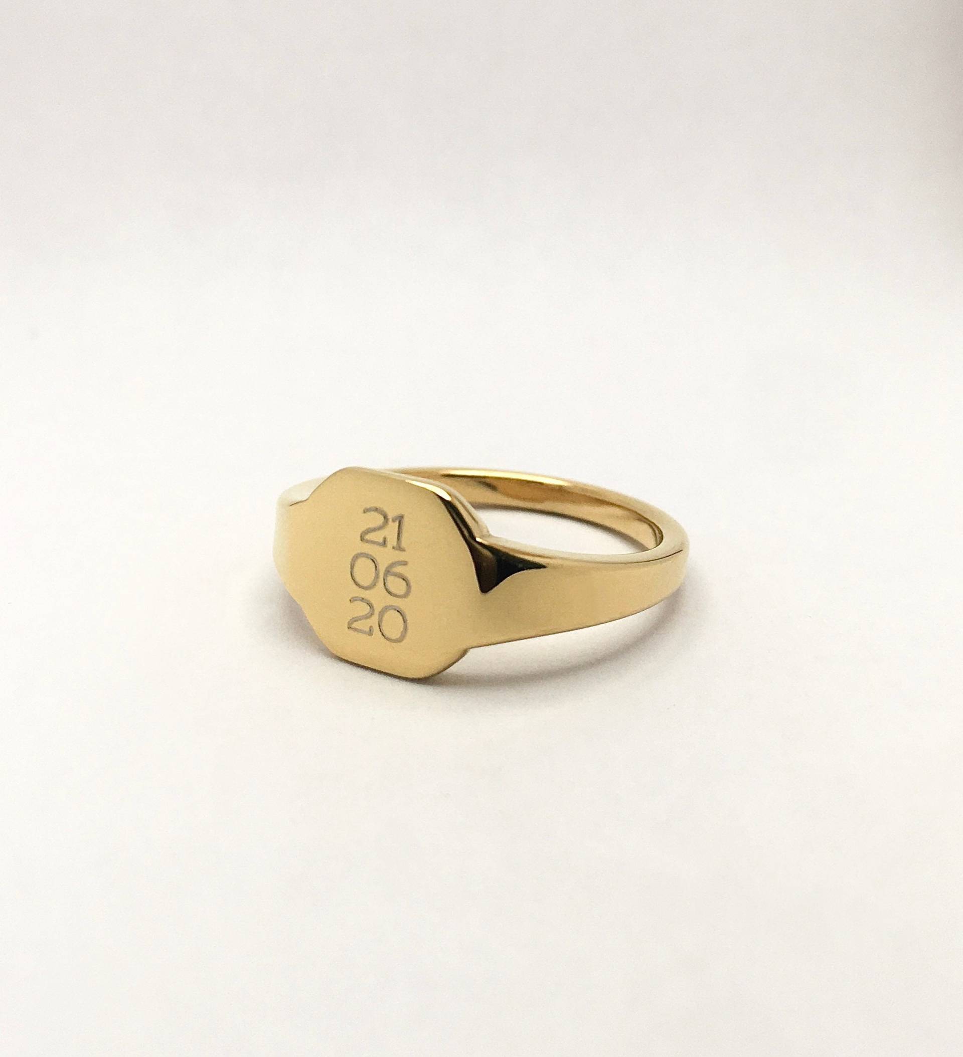Unisex Gravur Siegelring Personalisierbar Statement Ring Individualisierbar Gold Herrenring Name Initial Datum Symbol Gravurring Geschenk Unisex Gravur Siegelring Personalisierbar Statement Ring Individualisierbar Gold Herrenring Name Initial Datum Symbol Gravurring Geschenk von BenSchumacherShop