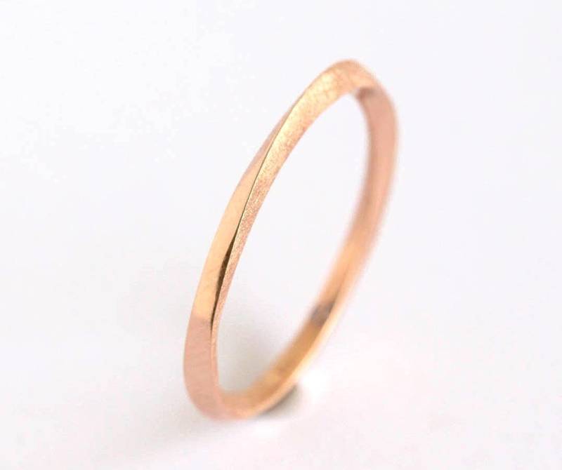 14K Rosegold Möbius Ehering Dünner Verdrehter Stapelring von Benati