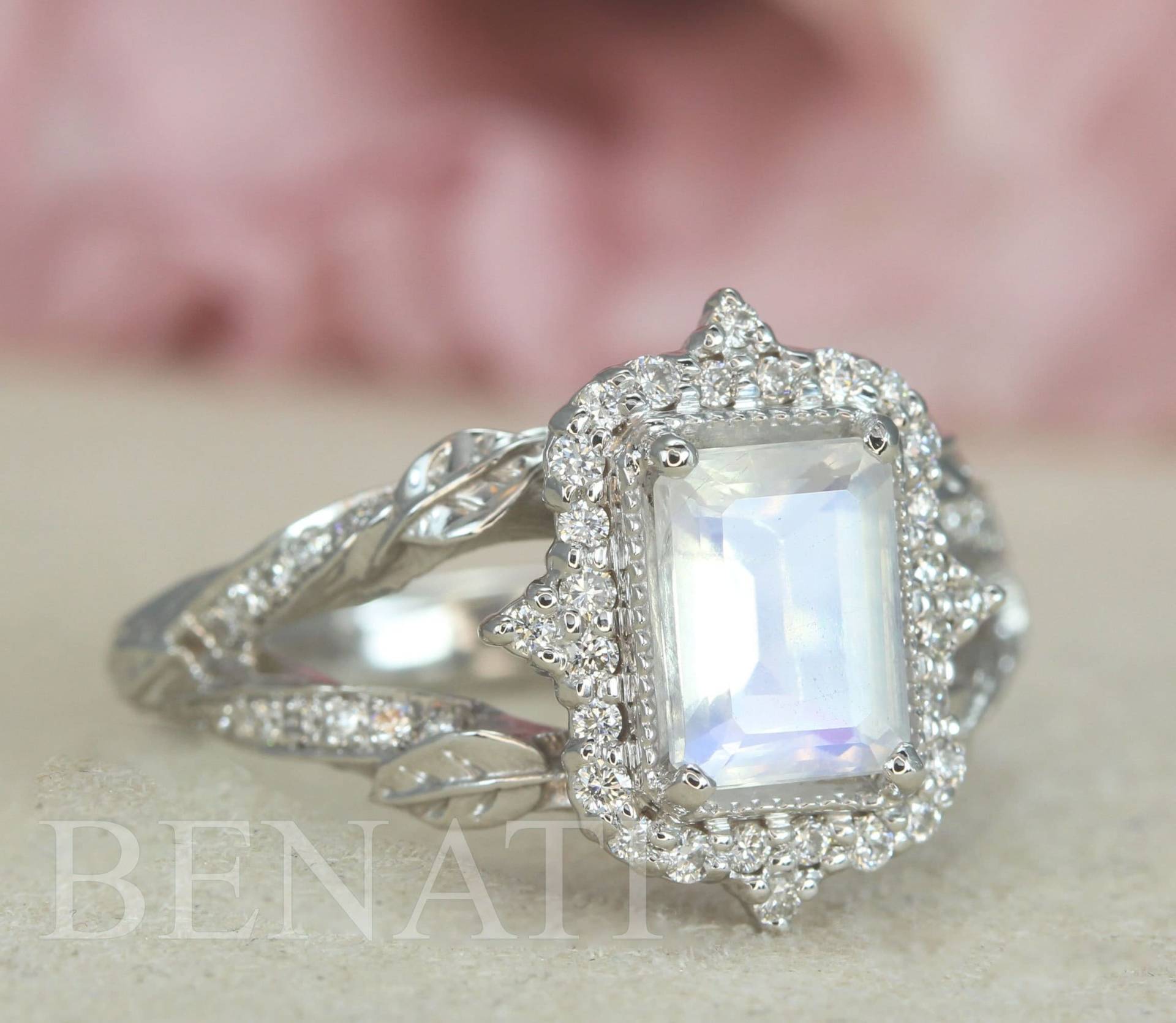 14K Weißgold Mondstein Verlobungsring, Vintage Smaragdschliff Natur Ring, Blatt Diamant Cluster Verlobungsring von Benati