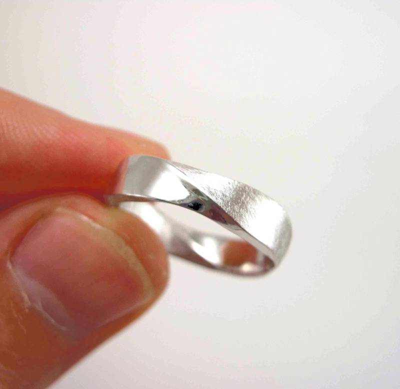 Herren Ehering Möbius Sterlingsilber Gedrehter Goldakzent, 5 Mm Breit von Benati