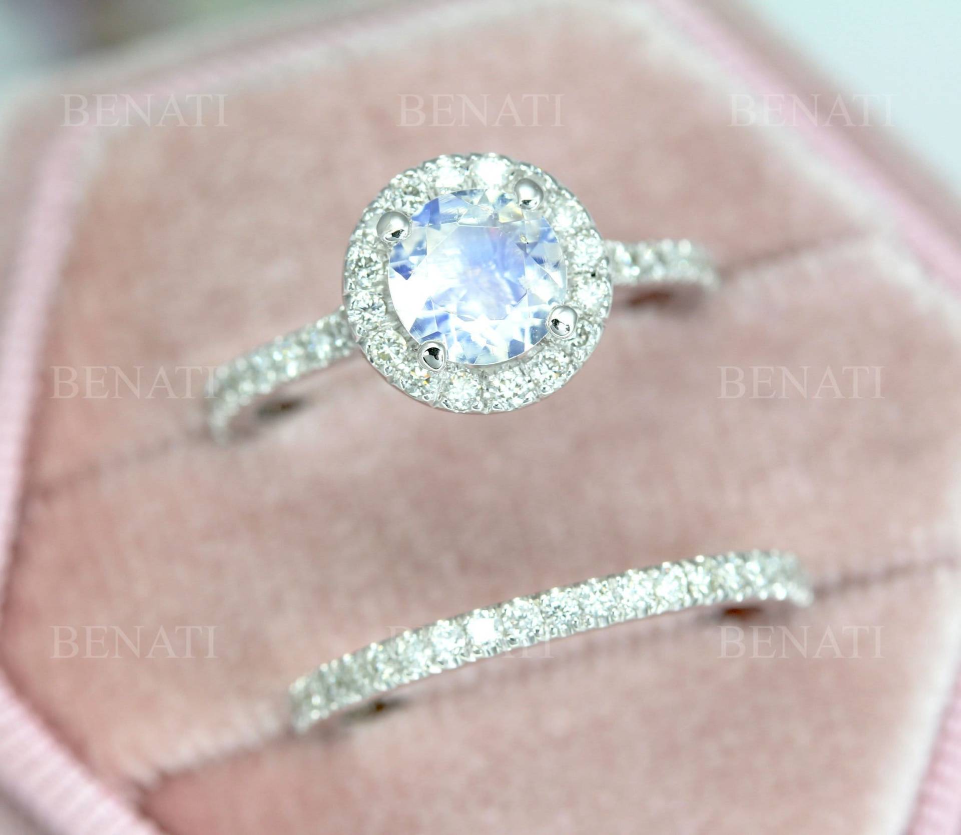 Diamant Halo Regenbogen Mondstein Verlobungsring Set - 14K Gold Braut von Benati