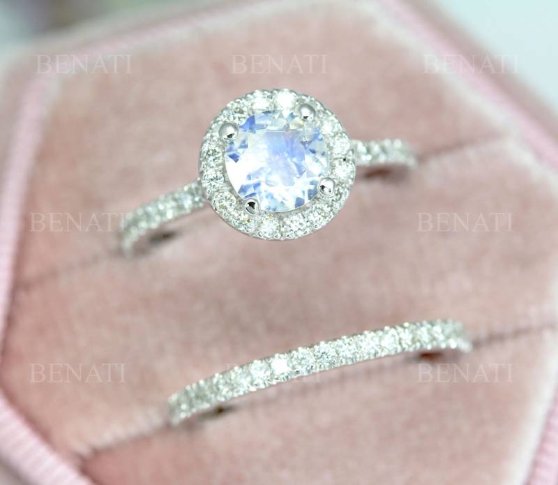 Diamant Halo Regenbogen Mondstein Verlobungsring Set - 14K Gold Braut von Benati