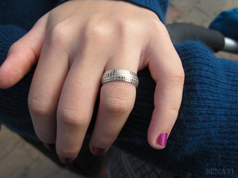 Facettierter 14K Weißgold Ehering Moderner Ring Mit Ziegelstein von Benati