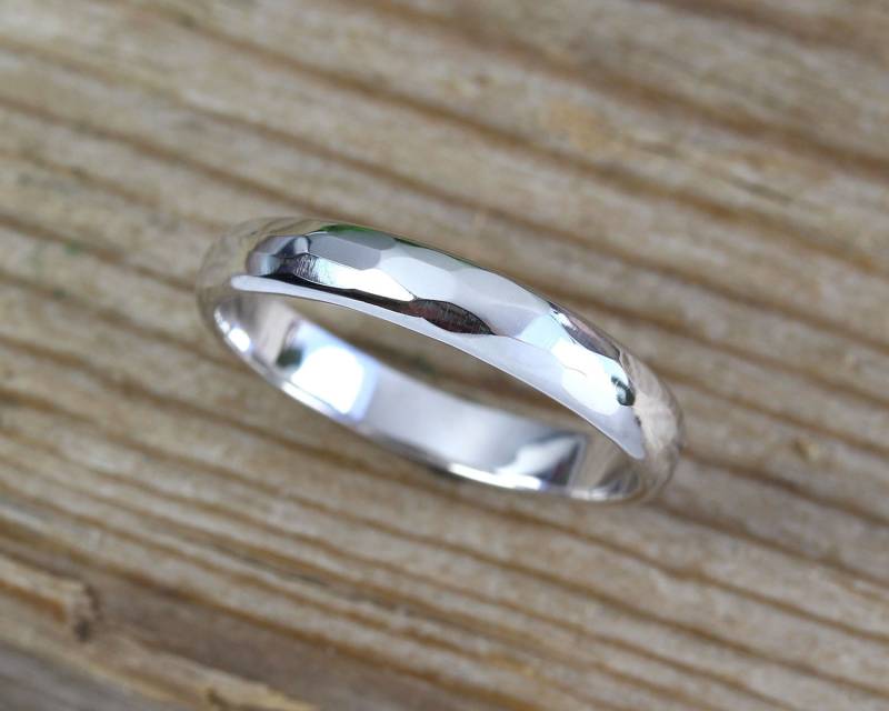 Gehämmerter 14K Weißgold Ehering - Unisex Ring von Benati