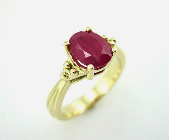 Ovaler Verlobungsring Mit Rubin Im Antik Stil 14K Gelbgold von Benati