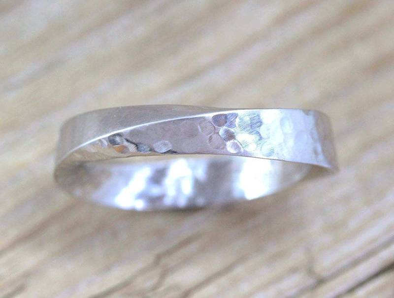 Gehämmerter 14K Gold Möbius Ehering Moderner Infinity Ring von Benati