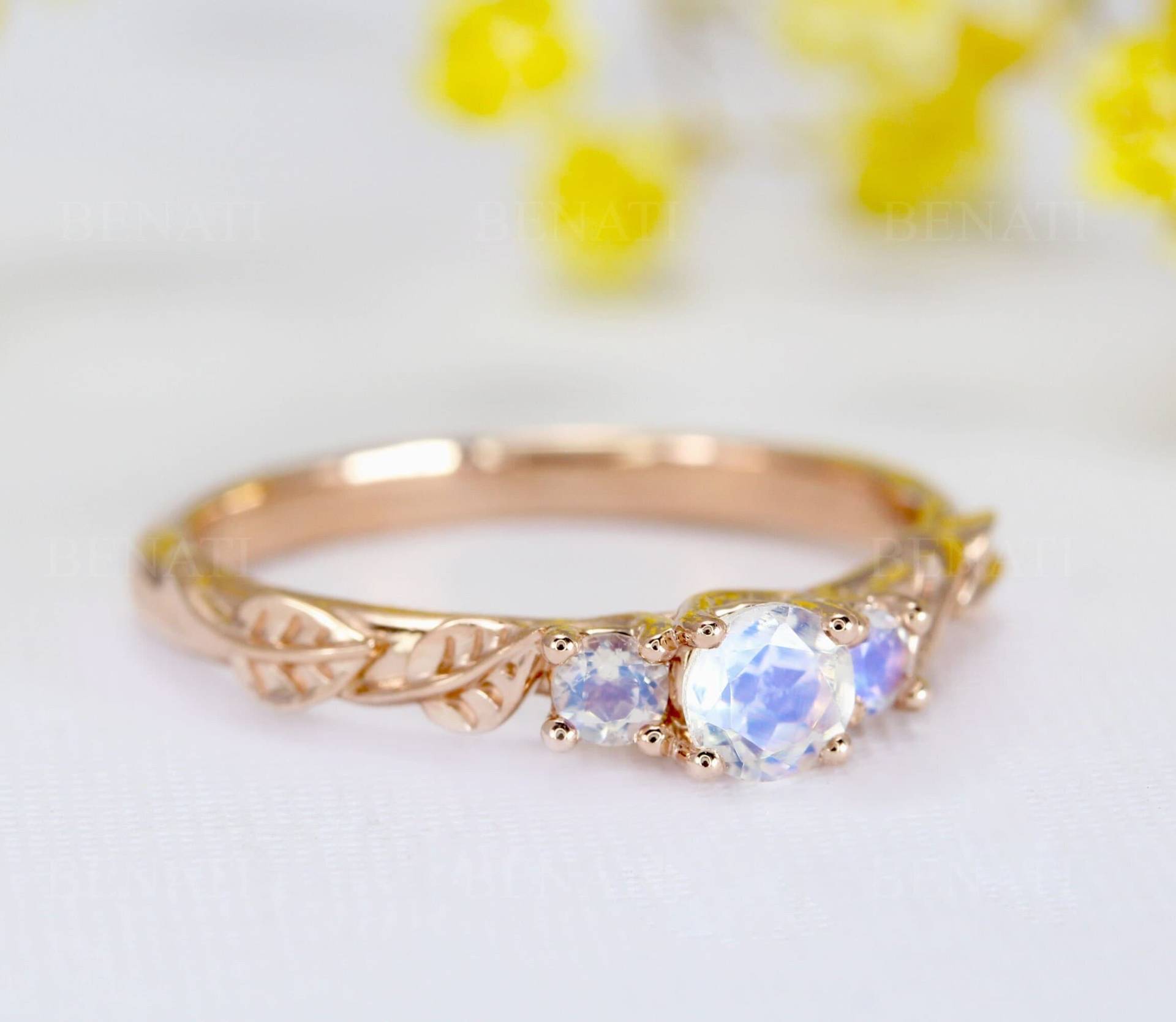 Roségold Drei Stein Regenbogen Mondstein Blätter Ring, Boho Verlobungsring, Gold Natur Versprechen 14K Rosegold Weihnachtsgeschenk von Benati