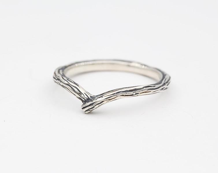 Silber V Ring Rinde Textur Chevron Ehering von Benati