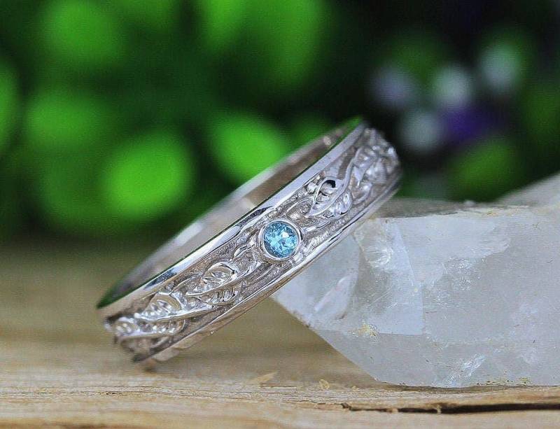 Weißgoldener Trauring Für Männer Blautopas Naturring Mit Rankenmuster von BenatiBridal