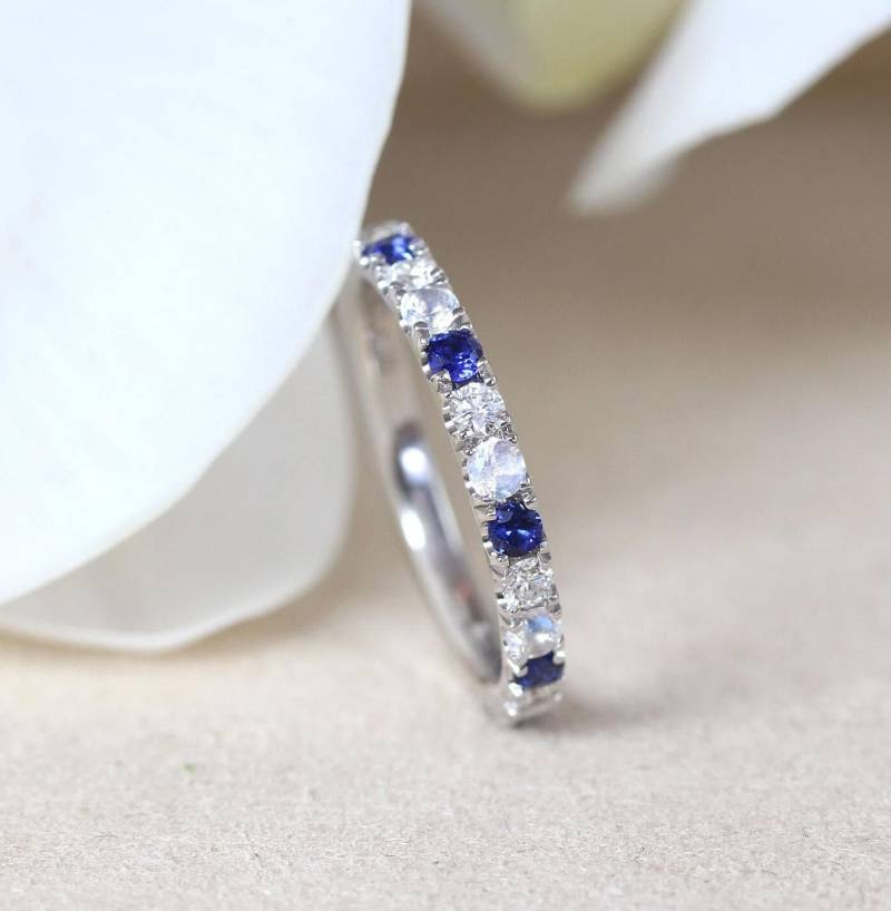 Saphir, Diamant & Mondstein Eternity Band 14K Weißgold Ehering von BenatiBridal