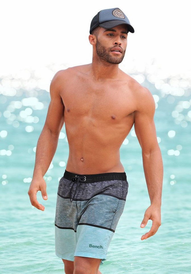 Bench. Badeshorts Mac im trendigen Blockstreifen-Look von Bench.