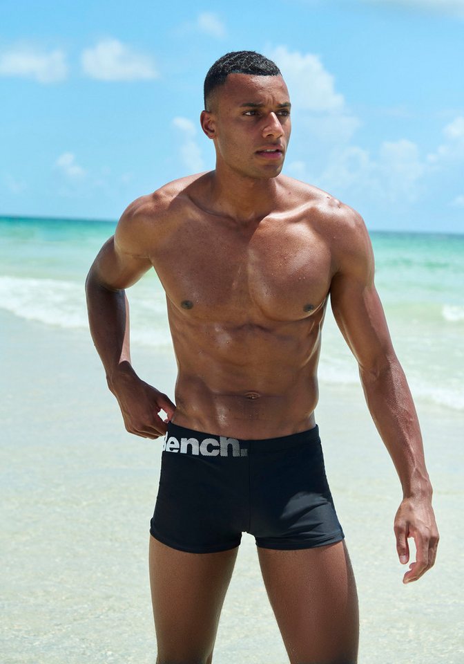 Bench. Boxer-Badehose mit Bench-Schriftzug von Bench.