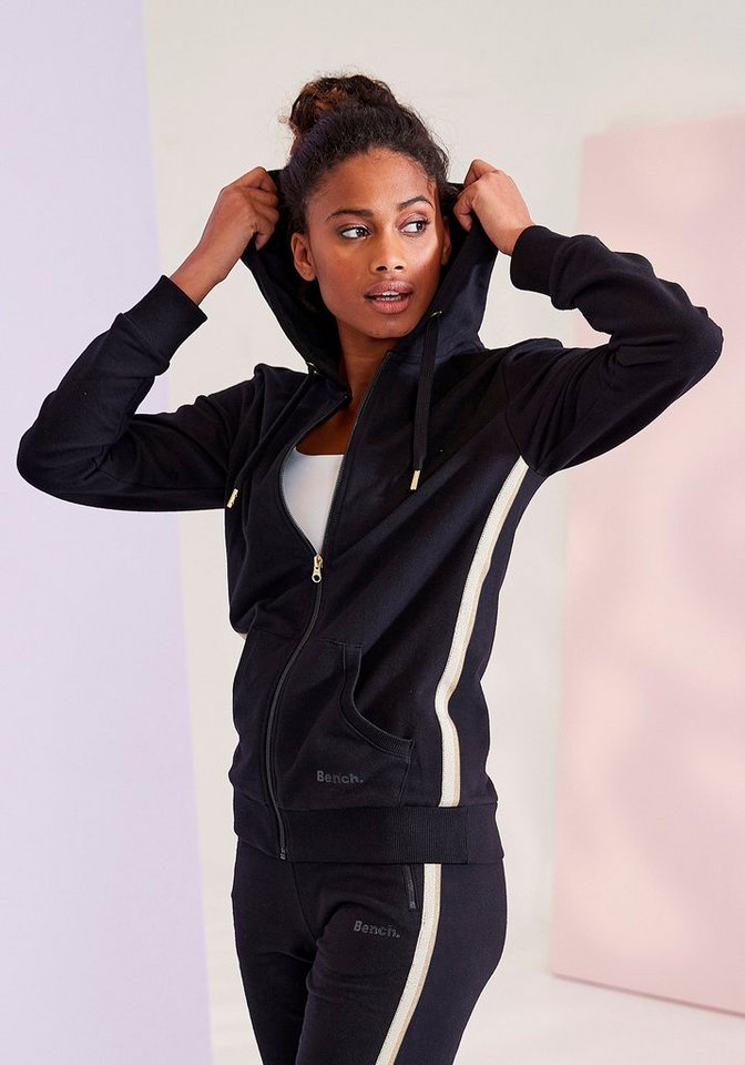 Bench. Loungewear Kapuzensweatjacke mit Glitzer Streifen, Loungeanzug von Bench. Loungewear