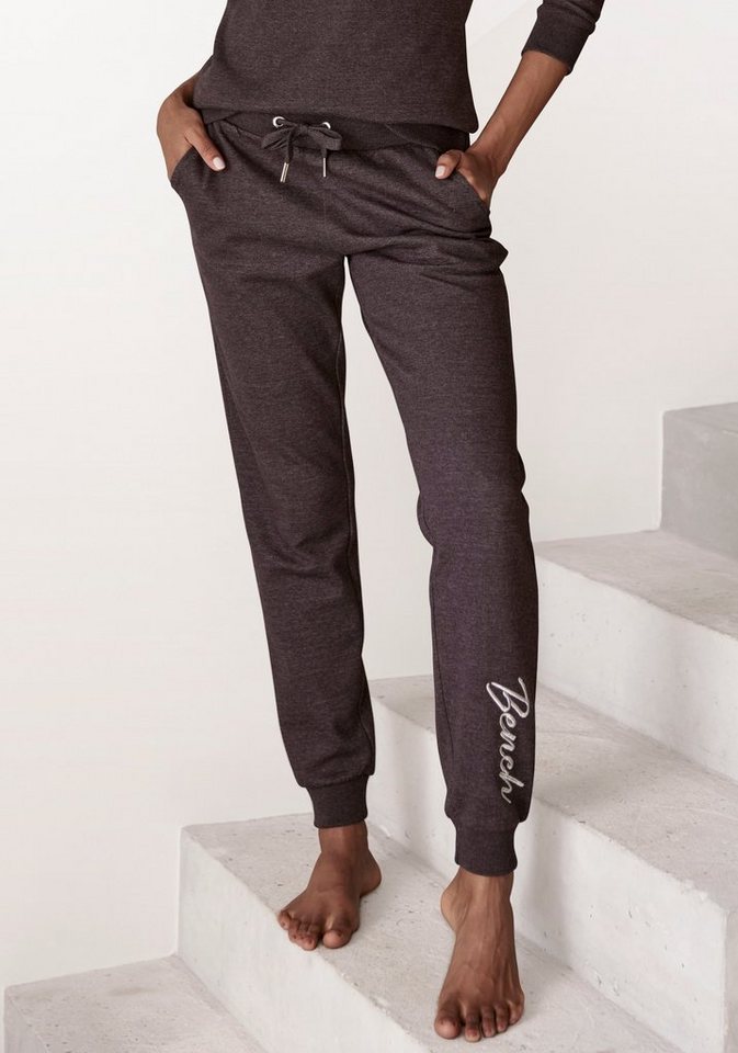 Bench. Loungewear Relaxhose -Loungehose, Sweathose mit glänzender Logostickerei, Loungewear, Loungeanzug von Bench. Loungewear