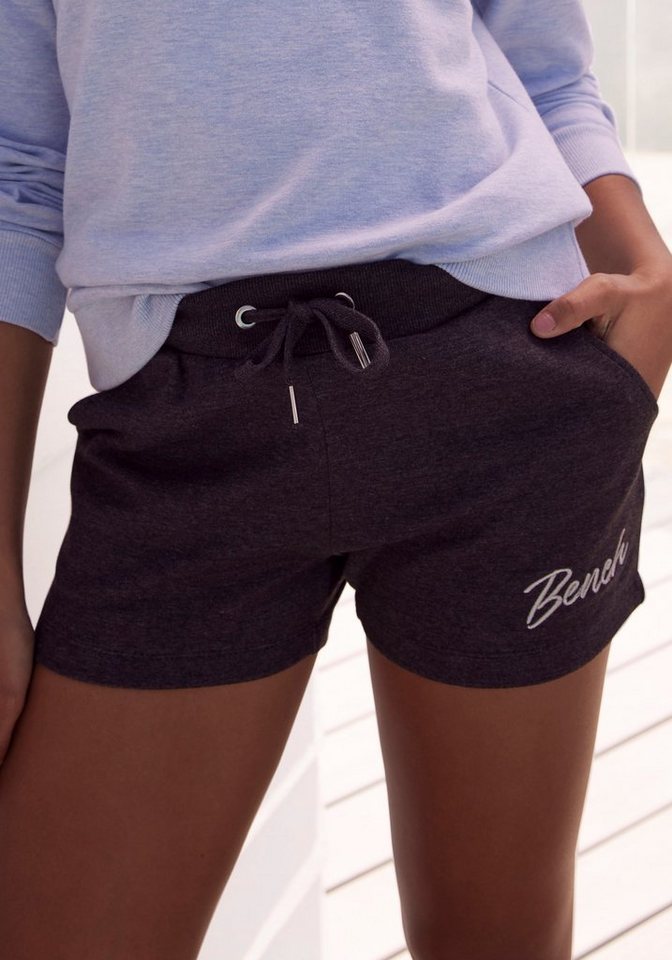 Bench. Loungewear Relaxshorts -Sweatshorts, Lounge-Shorts mit kleiner glänzenden Logostickerei, Loungewear, Loungeanzug von Bench. Loungewear