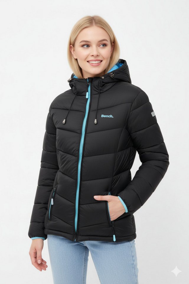 Bench. Steppjacke JIYRA leichte, taillierte Übergangsjacke mit breiter Steppung und Kapuze von Bench.