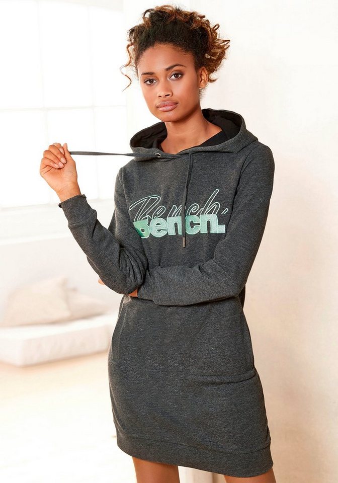 Bench. Sweatkleid mit aufwendiger Logostickerei von Bench.