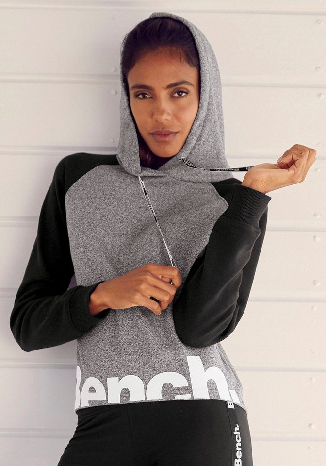 Bench. Loungewear Kapuzensweatshirt mit farblich abgesetzten Ärmeln und Logodruck, Loungeanzug, Hoodie von Bench. Loungewear