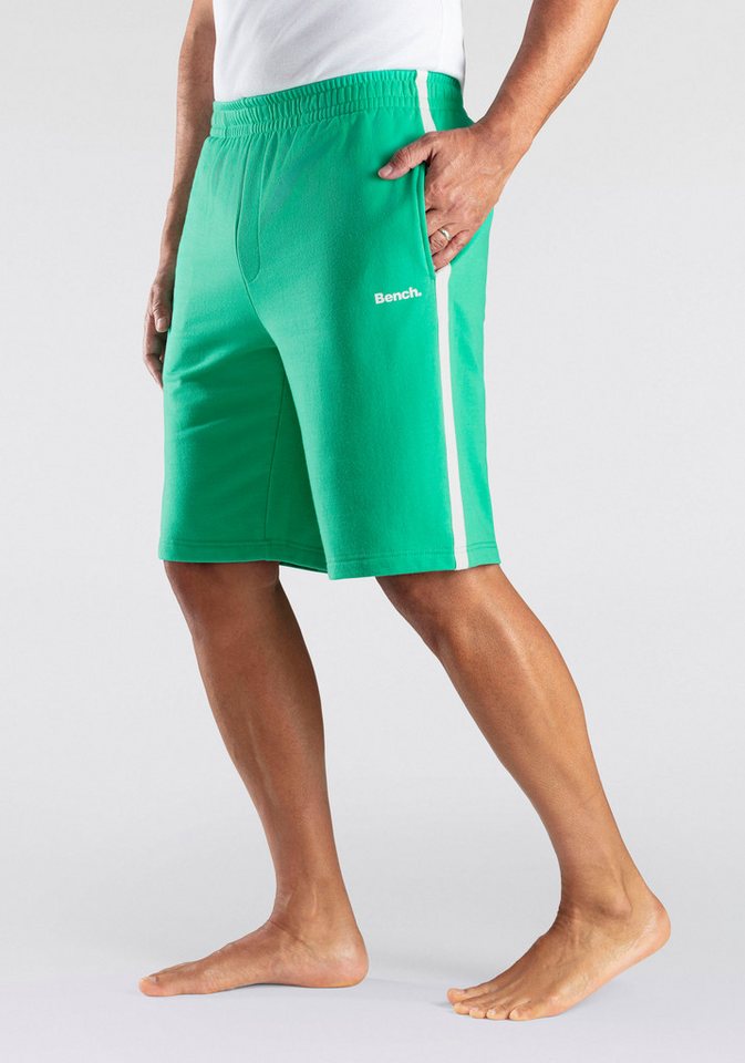 Bench. Loungewear Sweatshorts kurze Relaxshort, Jogginghose, weicher Sweat-Qualität von Bench. Loungewear