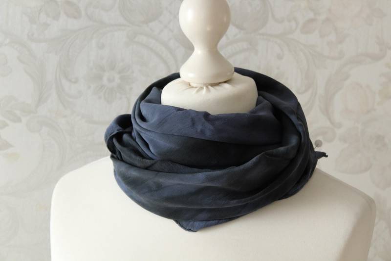 Dunkles Tuch Seide Seidentuch Sinfonie in Blau Schwarz Geschenk Oma von BendelartShop