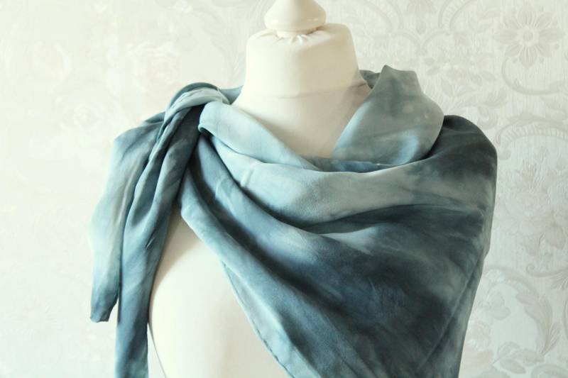 Großes Seidentuch Sinfonie in Hellblau Tuch Aus Seide Halstuch von BendelartShop