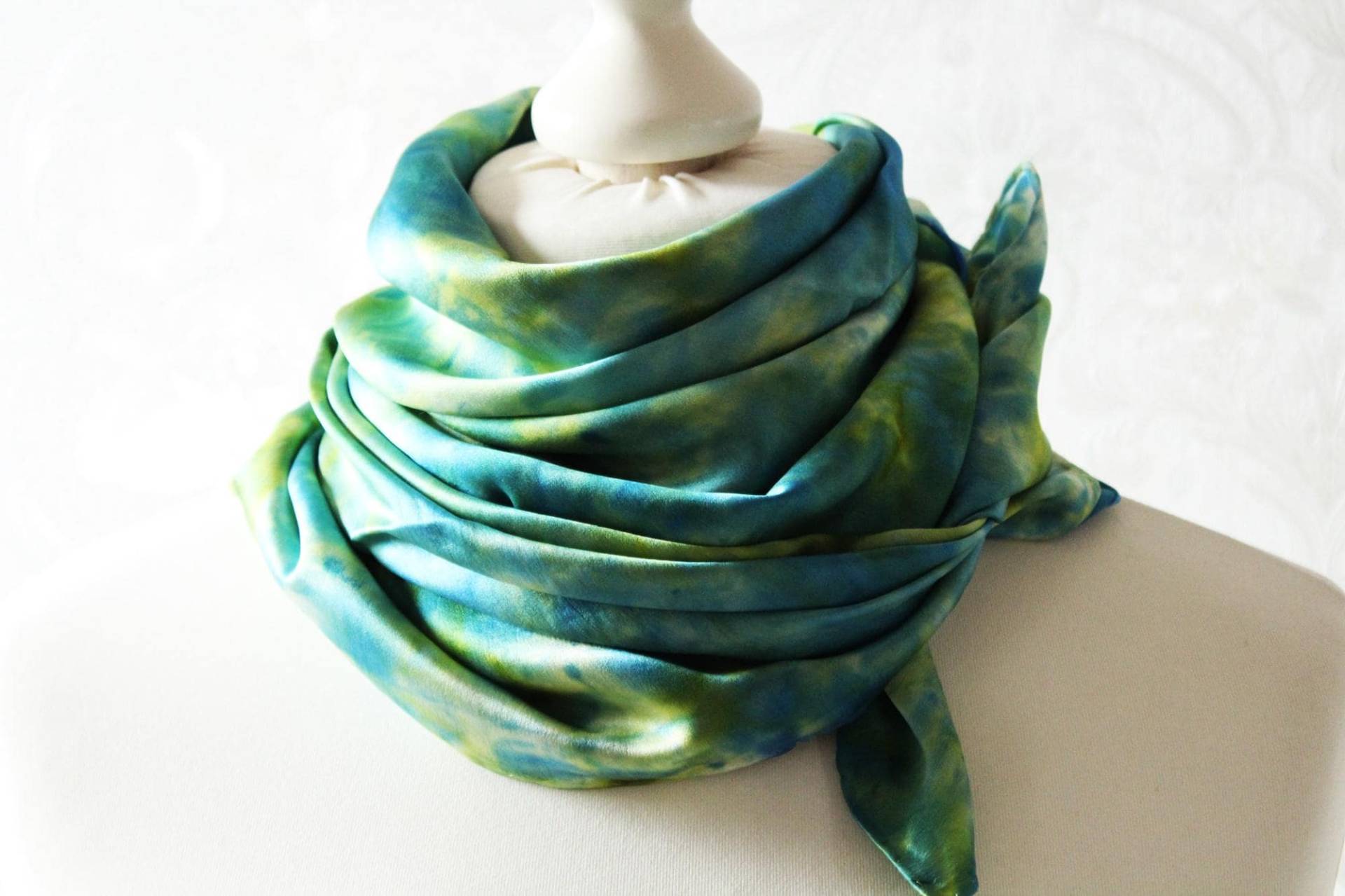 Satin Seidentuch Handarbeit Tuch Fantasie in Grün Blau Einzelstück von BendelartShop