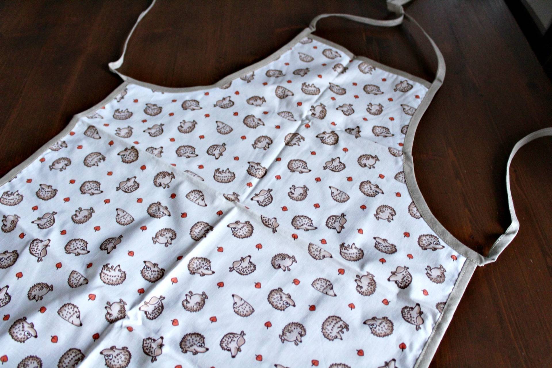 Schürze Kinderschürze Kleiner Igel Beige 5-6 Jahre Handarbeit von BendelartShop