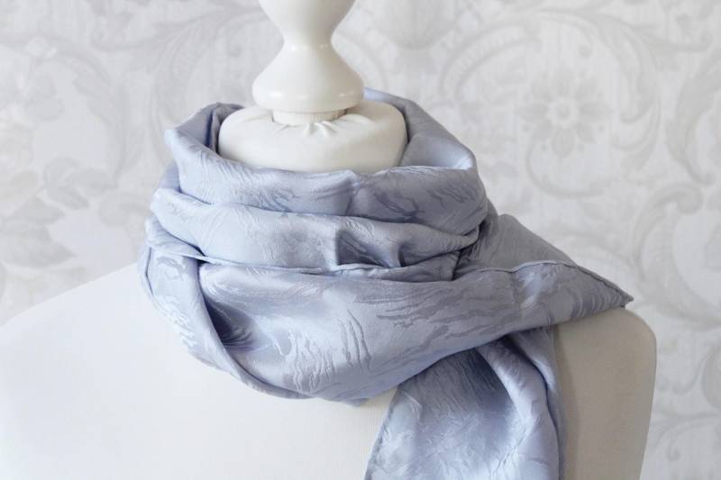 Seidenschal Helles Blau Mit Jaquard Muster Tuch Seide Handarbeit von BendelartShop