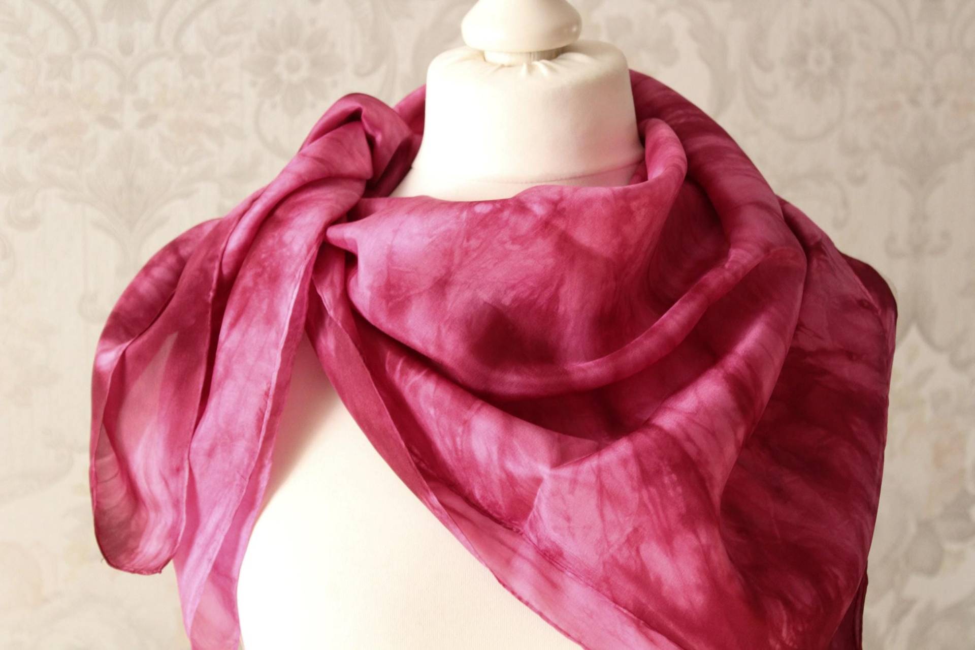 Seidentuch Farbgeflüster Pink Weinrot Tuch Aus Seide Handarbeit von BendelartShop