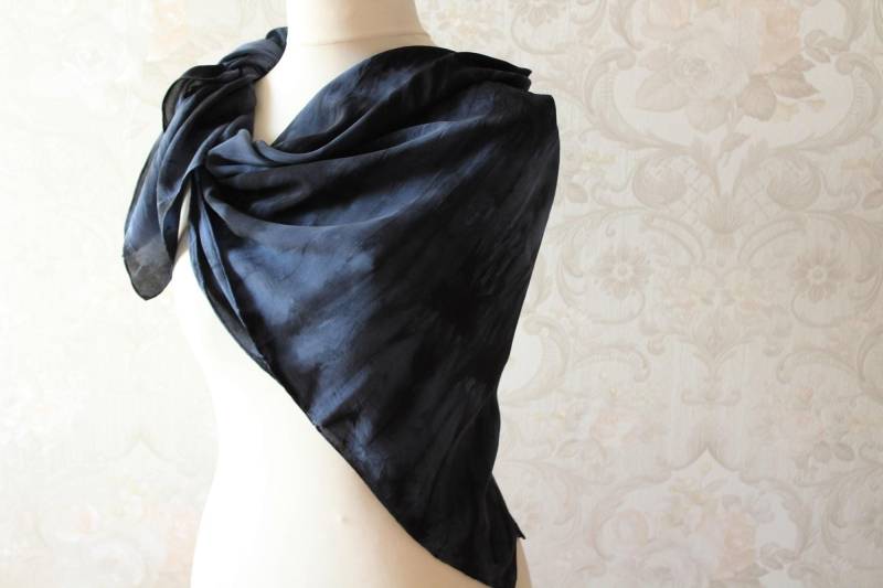 Seidentuch Sinfonie Schwarz Blau Großes Tuch Aus Seide Geschenk Frauen von BendelartShop