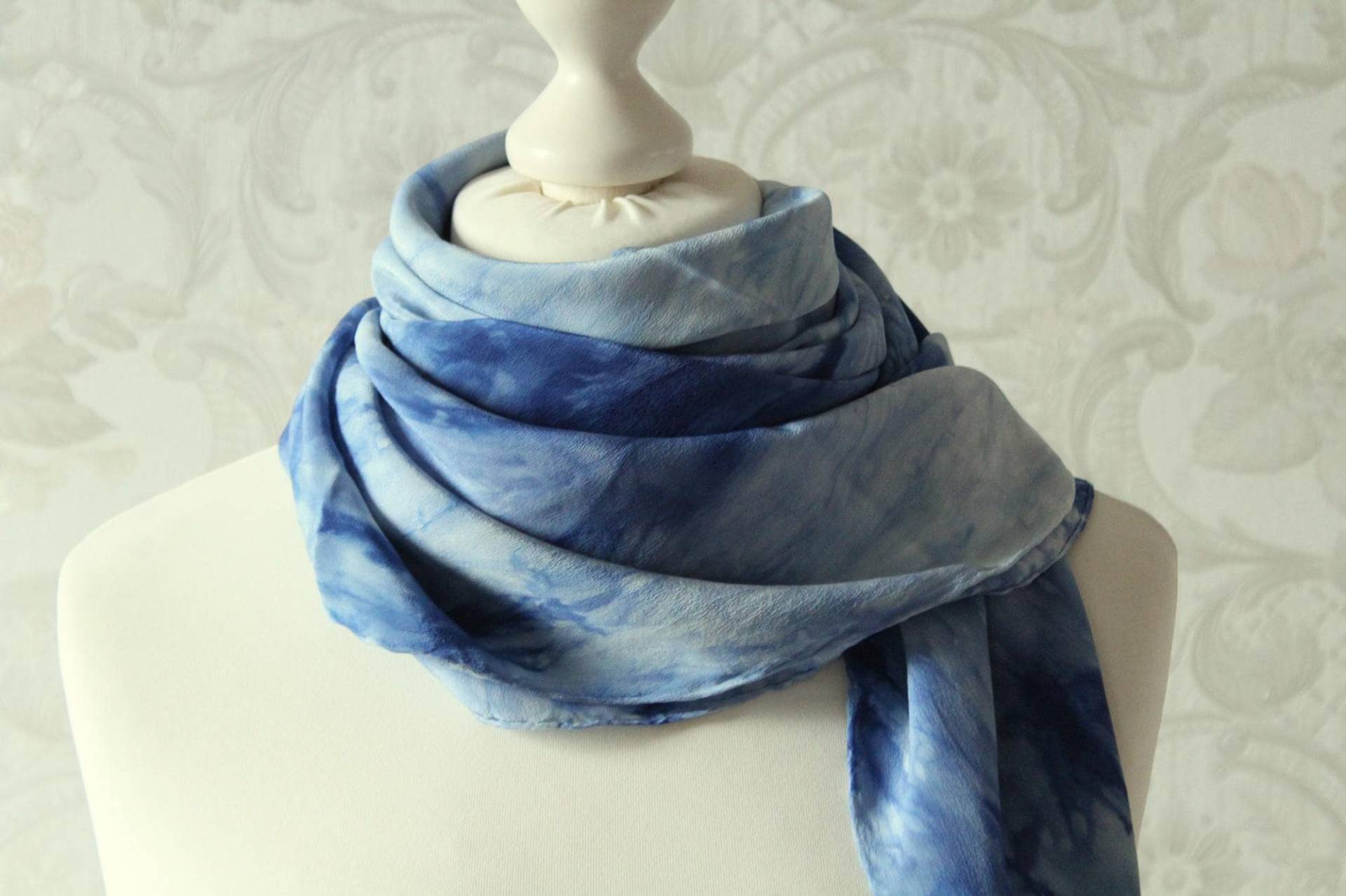 Tuch Seide Seidentuch Sinfonie in Blau Handarbeit Geschenk Geburtstag von BendelartShop